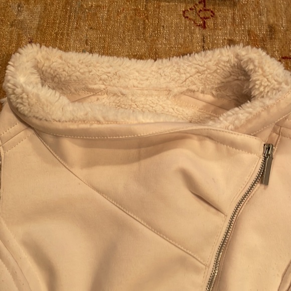 Runway Faux Fur Vest - Picture 6 of 8